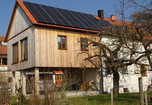 Holzanbau mit Dachdeckung und Fenstern