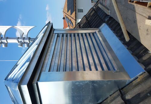 Glockenturm mit Schallluken in Titanzink